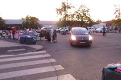 Les voitures sortent pour laisser passer les gens