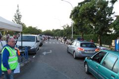 Philippe jête un oeil sur les voitures