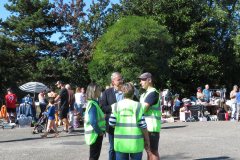 Nous entourons le maire, il ne peut plus s'échapper !